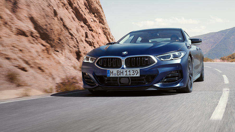 Vista de tres cuartos del frontal, en marcha, Nuevo BMW Serie 8 Gran Coupé M850i xDrive 2022 G16 LCI Renovación Nuevo BMW Serie 8 Gran Coupé M850i xDrive 2022 G16 LCI Renovación BMW Individual Frozen Tanzanite Blue metalizado, vista de tres cuartos del frontal, en marcha