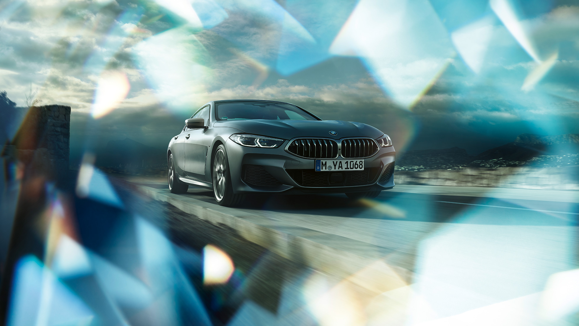 Vista frontal de tres cuartos del BMW M850iA xDrive Gran Coupé Vista frontal de tres cuartos del BMW M850iA xDrive Gran Coupé G16 2019 BMW Individual Frozen Bluestone metálico