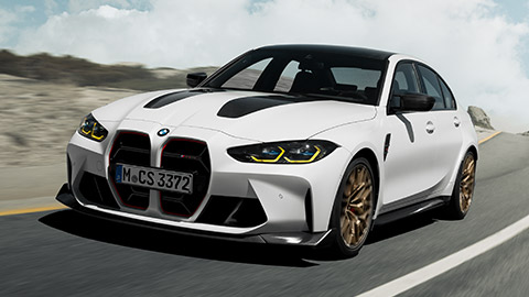 BMW serie M BMW M3 G80, vista del frontal, circulando por la callex`