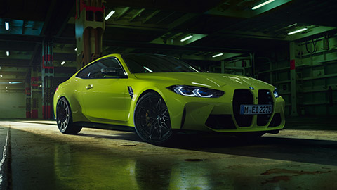 BMW serie M BMW M4 G82, vista de tres cuartos del lateral, parado