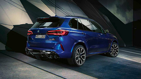 BMW serie M BMW X5 M F95, vista de tres cuartos de la zaga, parado