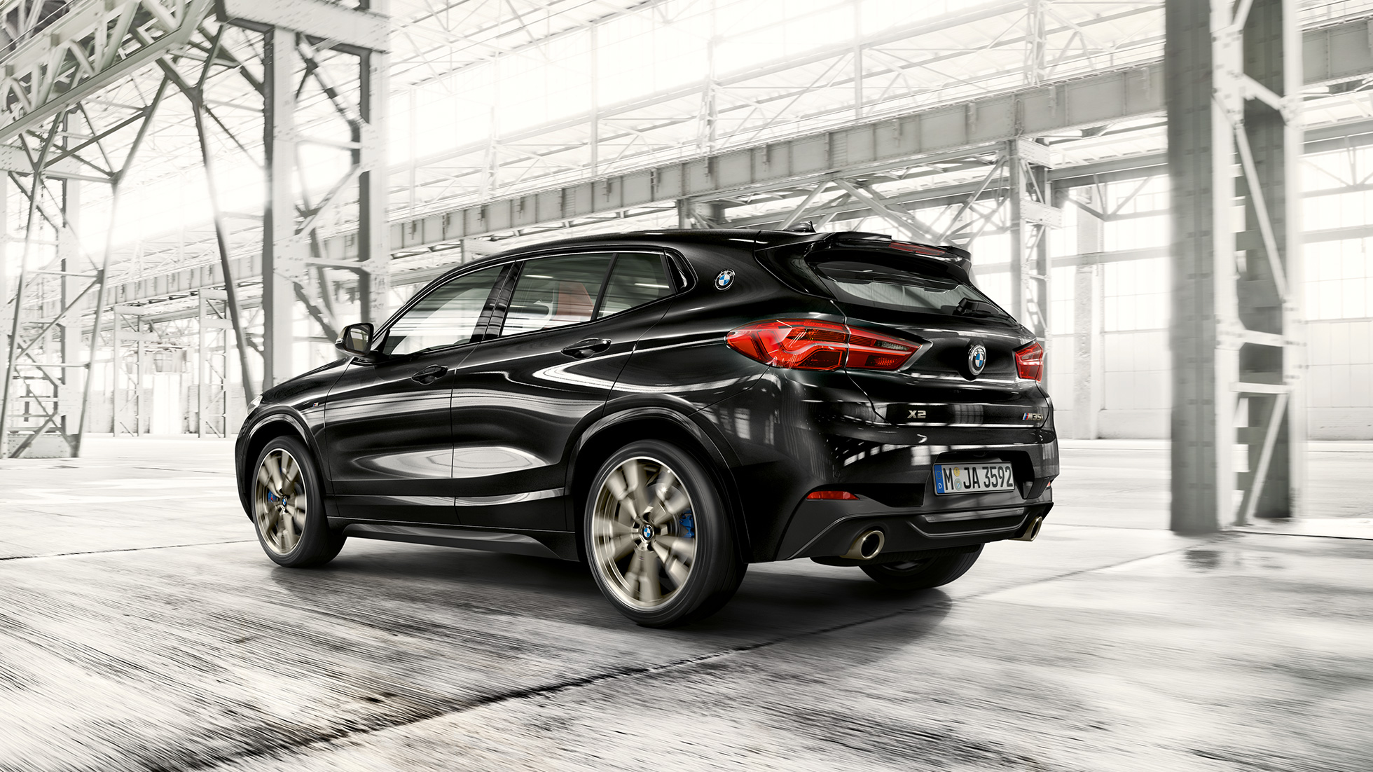 Dinamismo de conducción BMW X2 M35i Dinamismo de conducción BMW X2 M35i Black Sapphire metalizado F39 2018 Vista de tres cuartos de la zaga