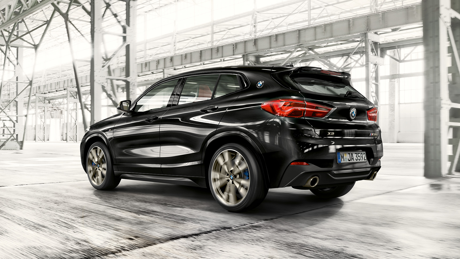 Alerón trasero M BMW X2 M35i Alerón trasero M BMW X2 M35i Black Sapphire metalizado F39 Vista de tres cuartos de la zaga