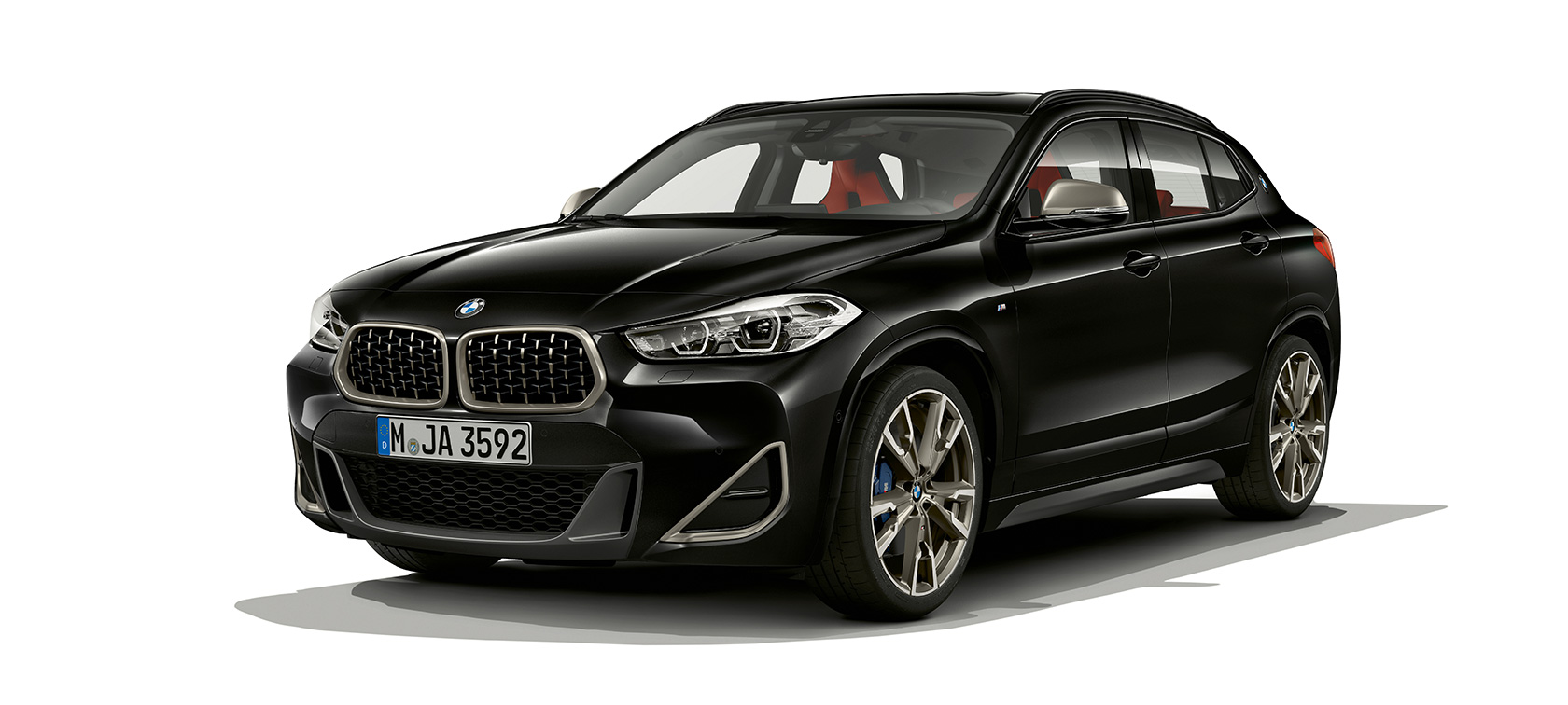 Vista de tres cuartos del frontal BMW X2 BMW X2 M35i F39 Vista de tres cuartos del frontal BMW X2 M35i 2018 F39 Black Sapphire metalizado