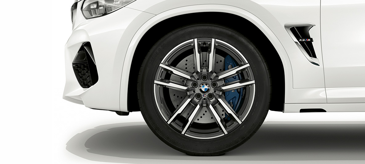 BMW X3 M, rines de aleación ligera M de 20 pulgadas en Orbit Grey. BMW X3 M en Alpine White, exterior, rines de aleación ligera M de 20 pulgadas en Orbit Grey.