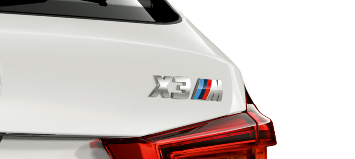 BMW X3 M, denominación del modelo. BMW X3 M en Alpine White, exterior, trasero con denominación del modelo.