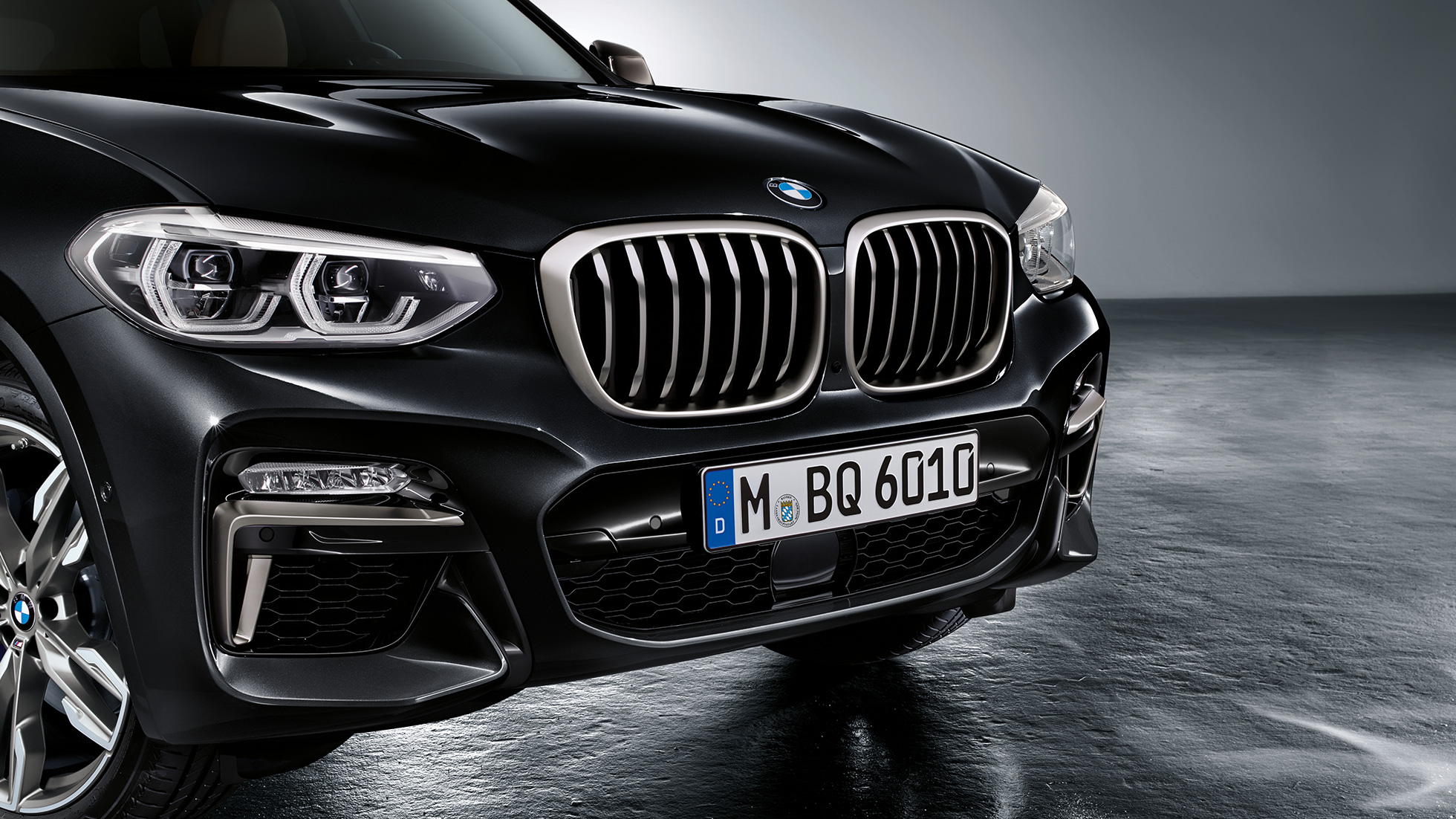 BMW X3 M40i, frontal. BMW X3 M40i en Black Sapphire metálico, exterior, parte frontal con elementos de diseño en Cerium Grey.