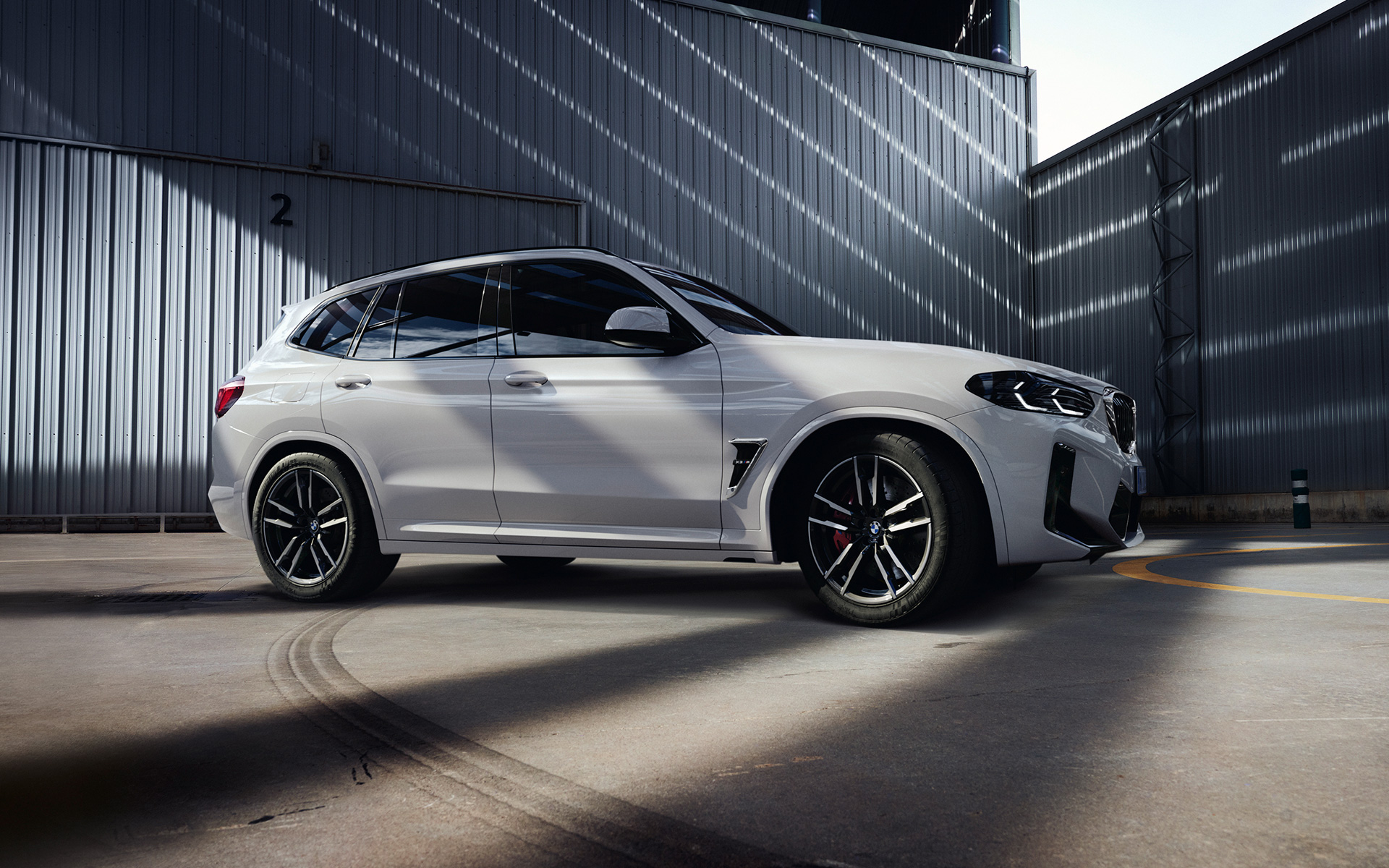 BMW X3 M F97 LCI Renovación 2021 Alpinweiss, vista lateral, parado