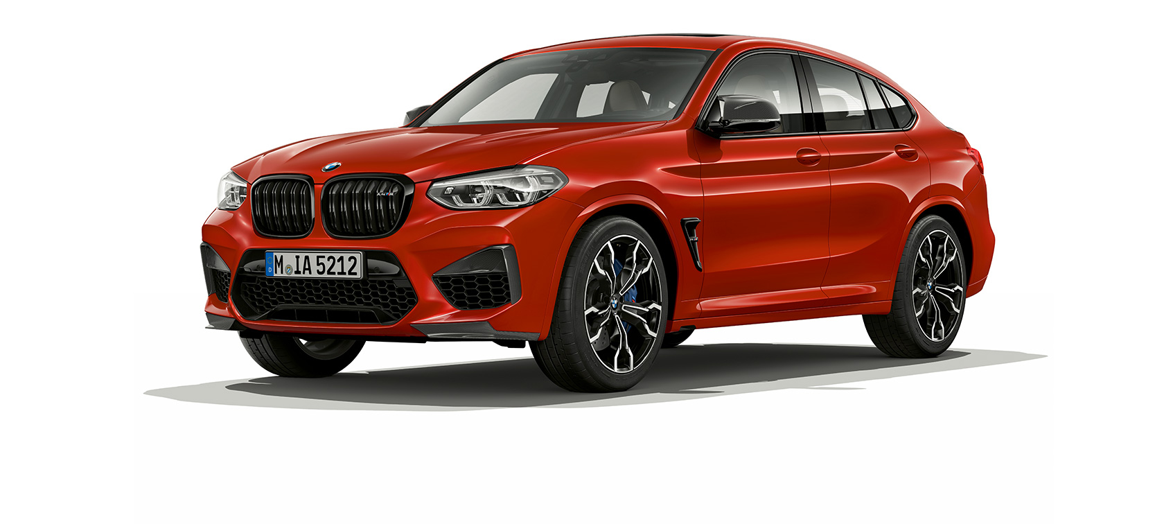 BMW X4 M Competition, vista lateral de tres cuartos. BMW X4 M Competition en Toronto Red metálico, exterior, vista lateral de tres cuartos.