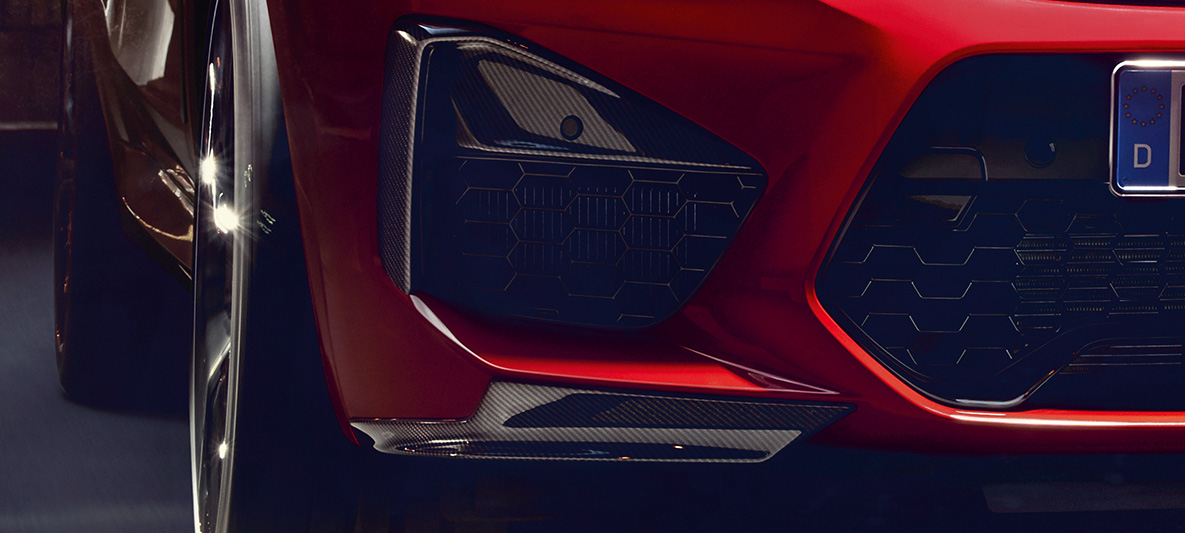 BMW X4 M Competition, broches de los elementos laterales de spoiler y aletas en carbono. BMW X4 M Competition en Toronto Red metálico, exterior, paquete exterior en carbono M, broches de los elementos laterales de spoiler y aletas en carbono.