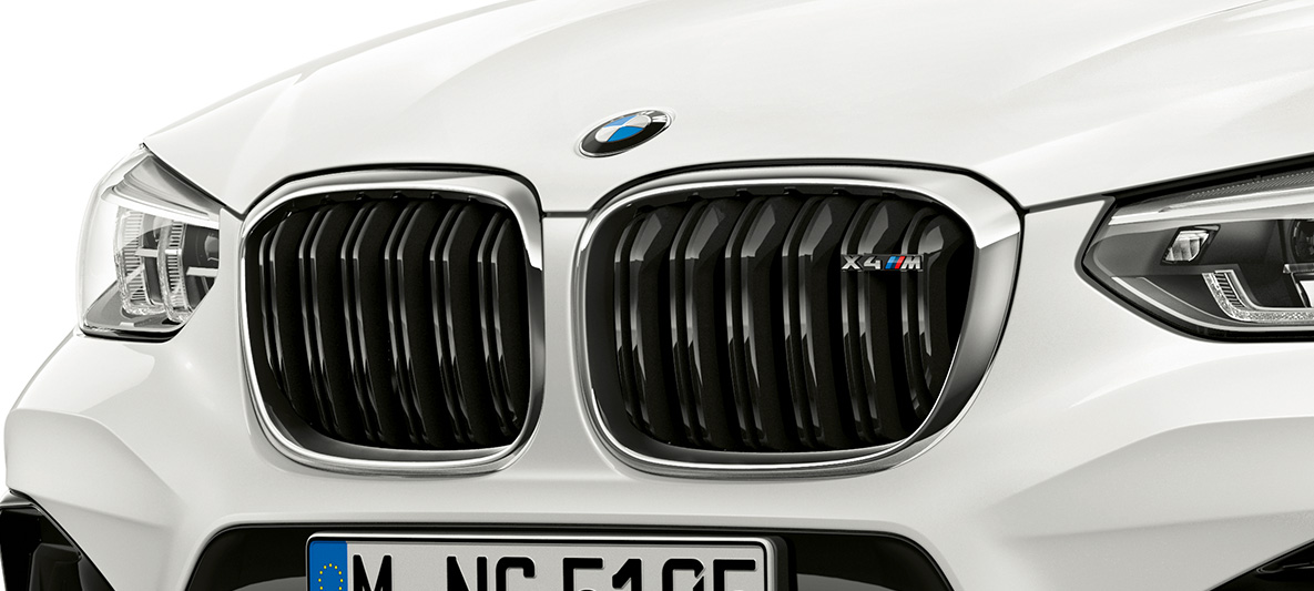 BMW X4 M, parrilla M en forma de riñón. BMW X4 M en Alpine White, exterior, parte delantera, parrilla M en forma de riñón con partes cromadas y designación de modelo.