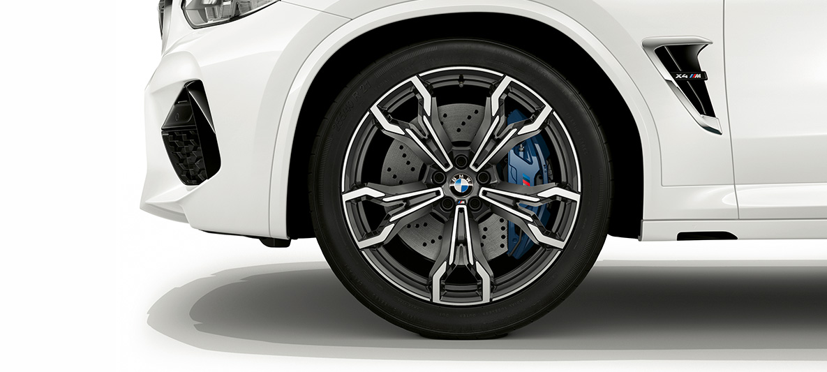 BMW X4 M, rines M de aleación ligera de 21 pulgadas en Orbit Grey. BMW X4 M en Alpine White, exterior, rines M de aleación ligera de 21 pulgadas en Orbit Grey.