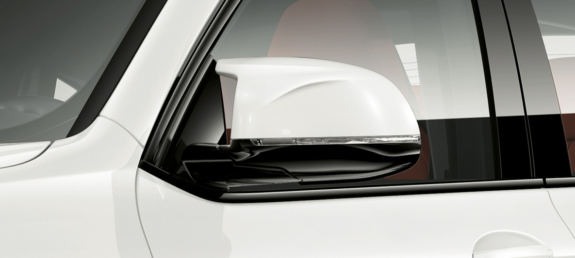 BMW X4 M, tapas de espejos al color del vehículo. BMW X4 M en Alpine White, exterior, tapas de espejos al color del vehículo.