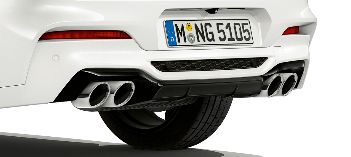 BMW X4 M, tubos de escape cromados. BMW X4 M en Alpine White, exterior, parte trasera con tubos de escape cromados.