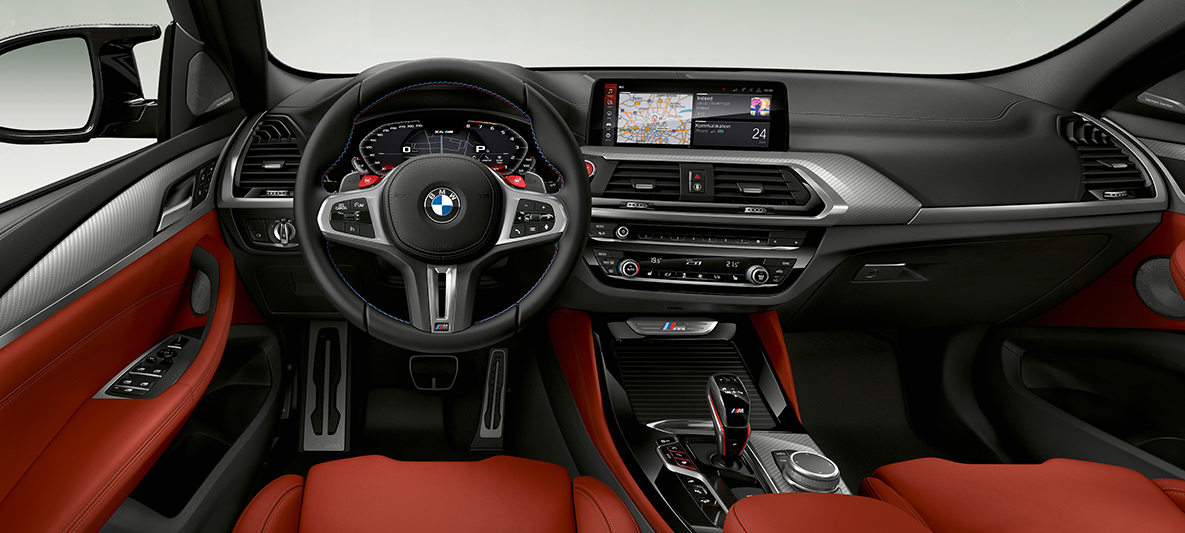 BMW X4 M, volante de piel M. BMW X4 M, interior, cabina, volante M en piel con costuras específicas M en colores contrastantes.