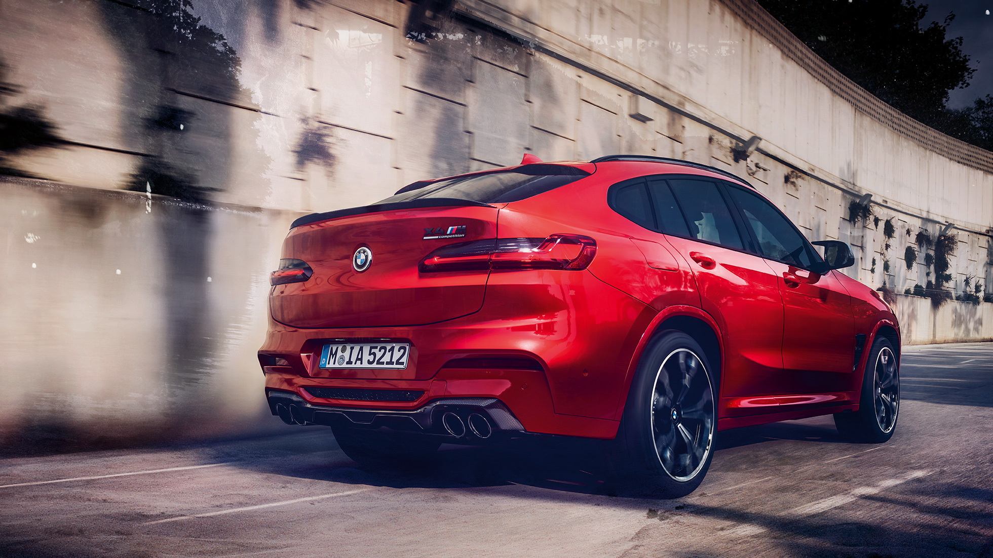 BMW X4 M Competition, tapas de los espejos en carbono. BMW X4 M Competition en Toronto Red metálico, exterior, paquete exterior en carbono M, tapas de los espejos en carbono.