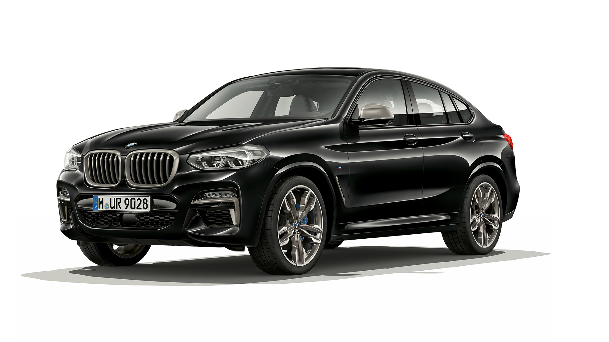 BMW X4 M40i, vista delantera de tres cuartos. BMW X4 M40i en Black Sapphire metálico, exterior, vista delantera de tres cuartos, lado derecho.