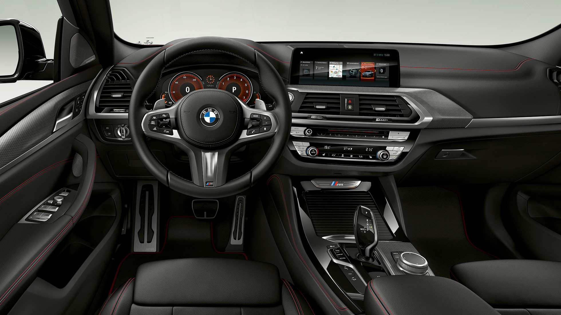 BMW X4 M40i, cabina. BMW X4 M40i, interior, cabina con volante M en piel y asientos deportivos M.