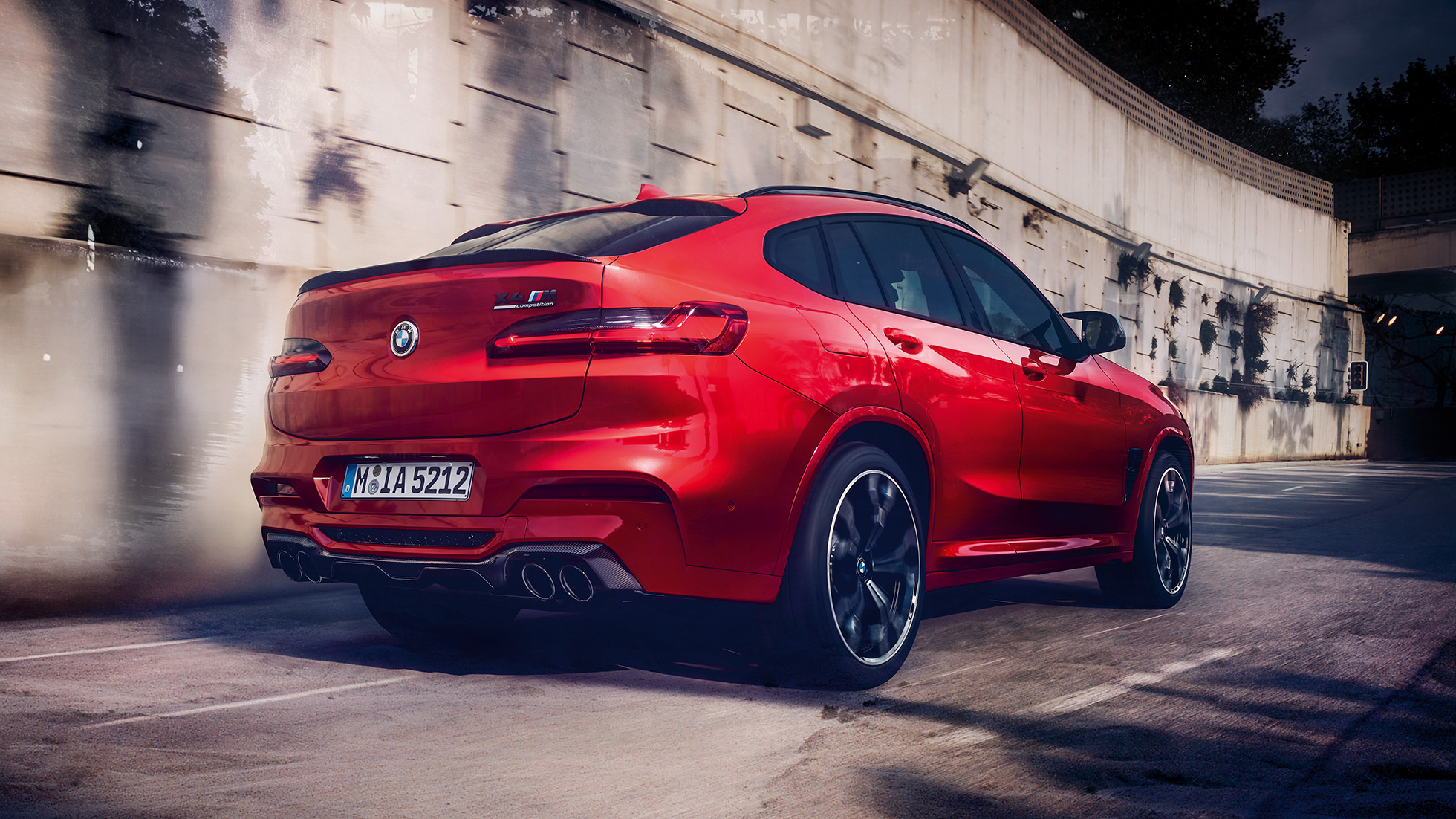 BMW X4 M Competition, vista lateral trasera. BMW X4 M Competition en Toronto Red metálico, exterior, vista lateral trasera.