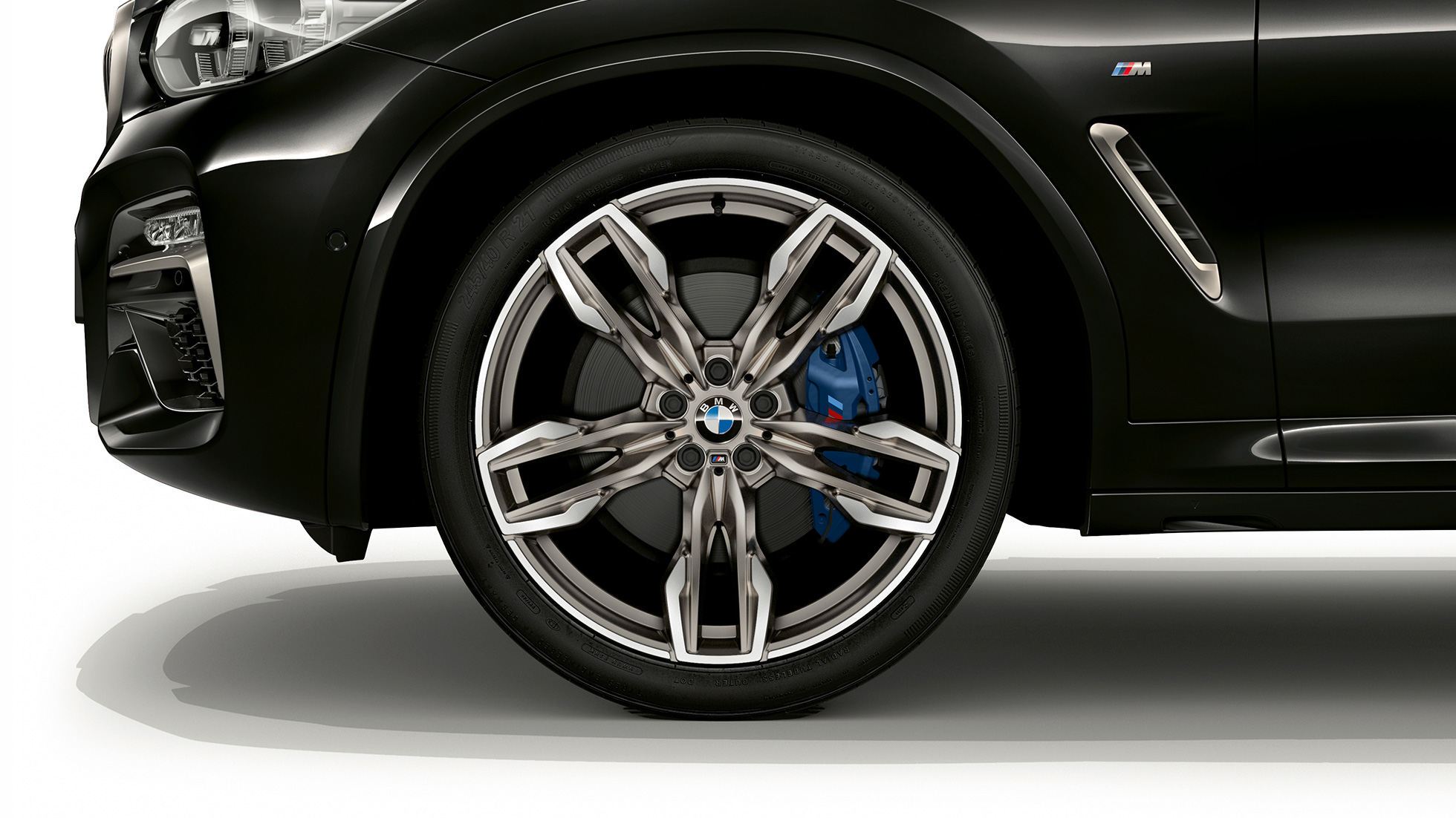 BMW X4 M40i, rines M de aleación ligera de 21 pulgadas. BMW X4 M40i en Black Sapphire metálico, exterior, vista lateral con rines M de aleación ligera de 21 pulgadas con diseño de rayos dobles.