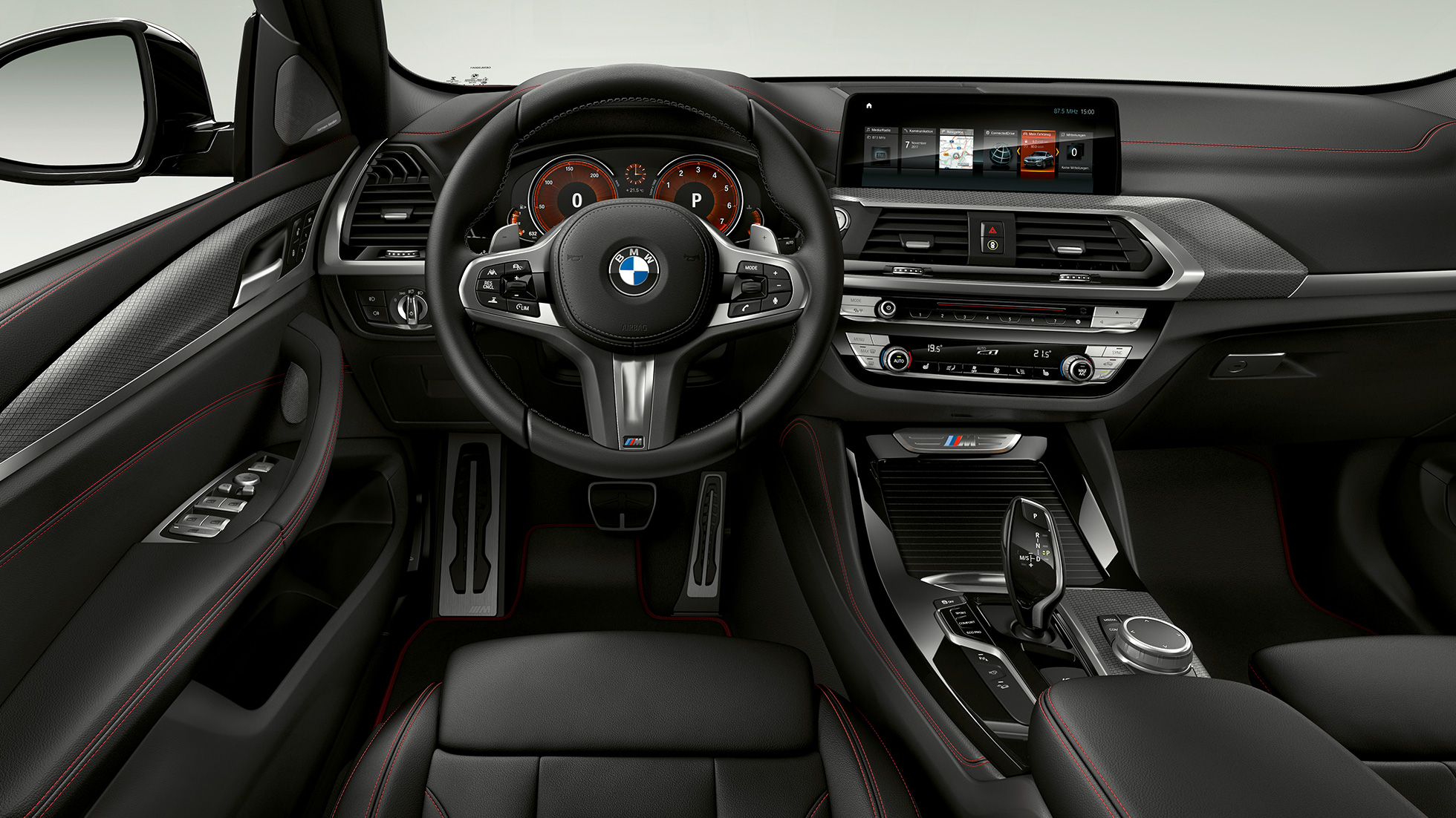 BMW X4 M40i, cabina. BMW X4 M40i, interior, cabina con asientos deportivos M y volante M en piel.