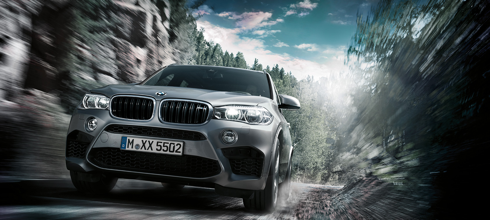 BMW X5M avanzando entre los árboles