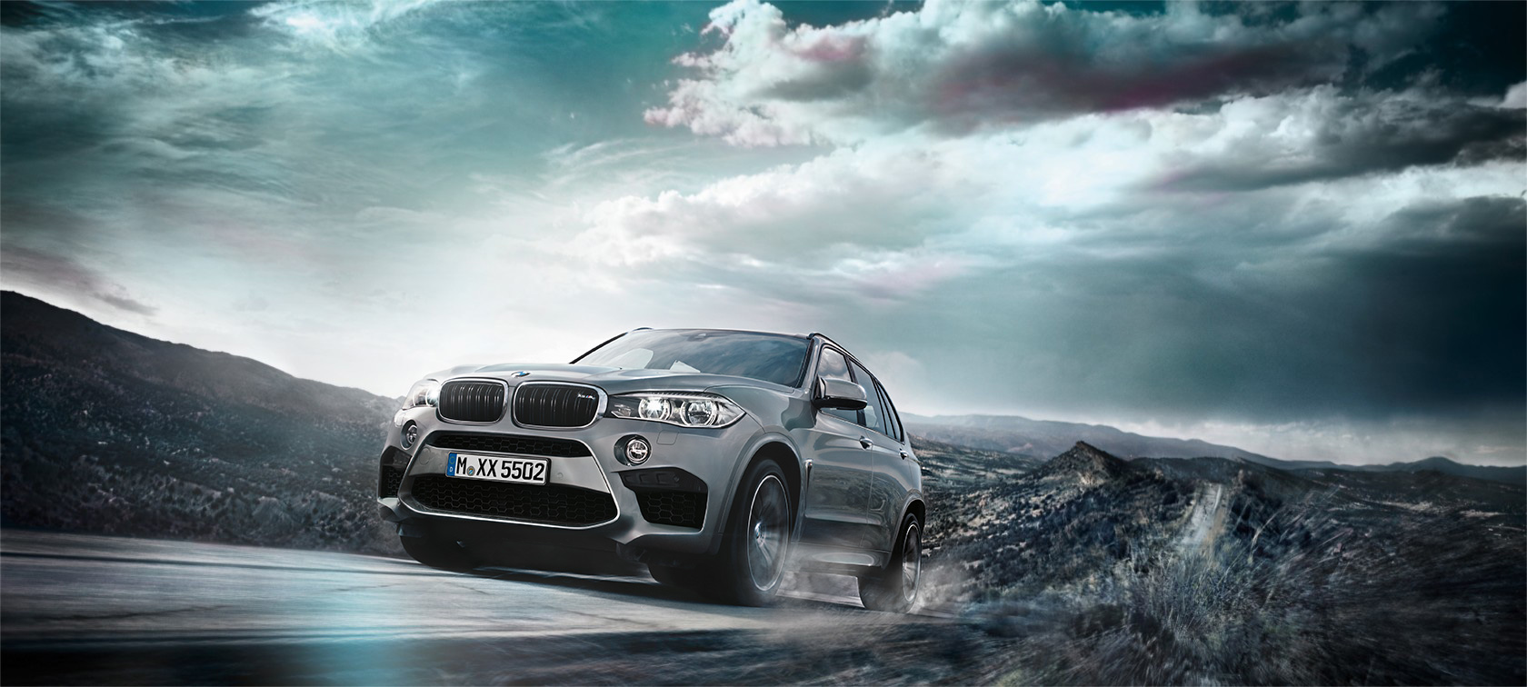 BMW X5M: vista frontal con montañas al fondo BMW X5M: vista frontal con montañas al fondo