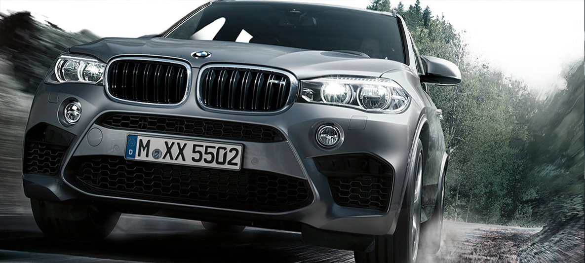 BMW X5M: vista frontal con detalle parrilla y faros delanteros BMW X5M: vista frontal con detalle parrilla y faros delanteros