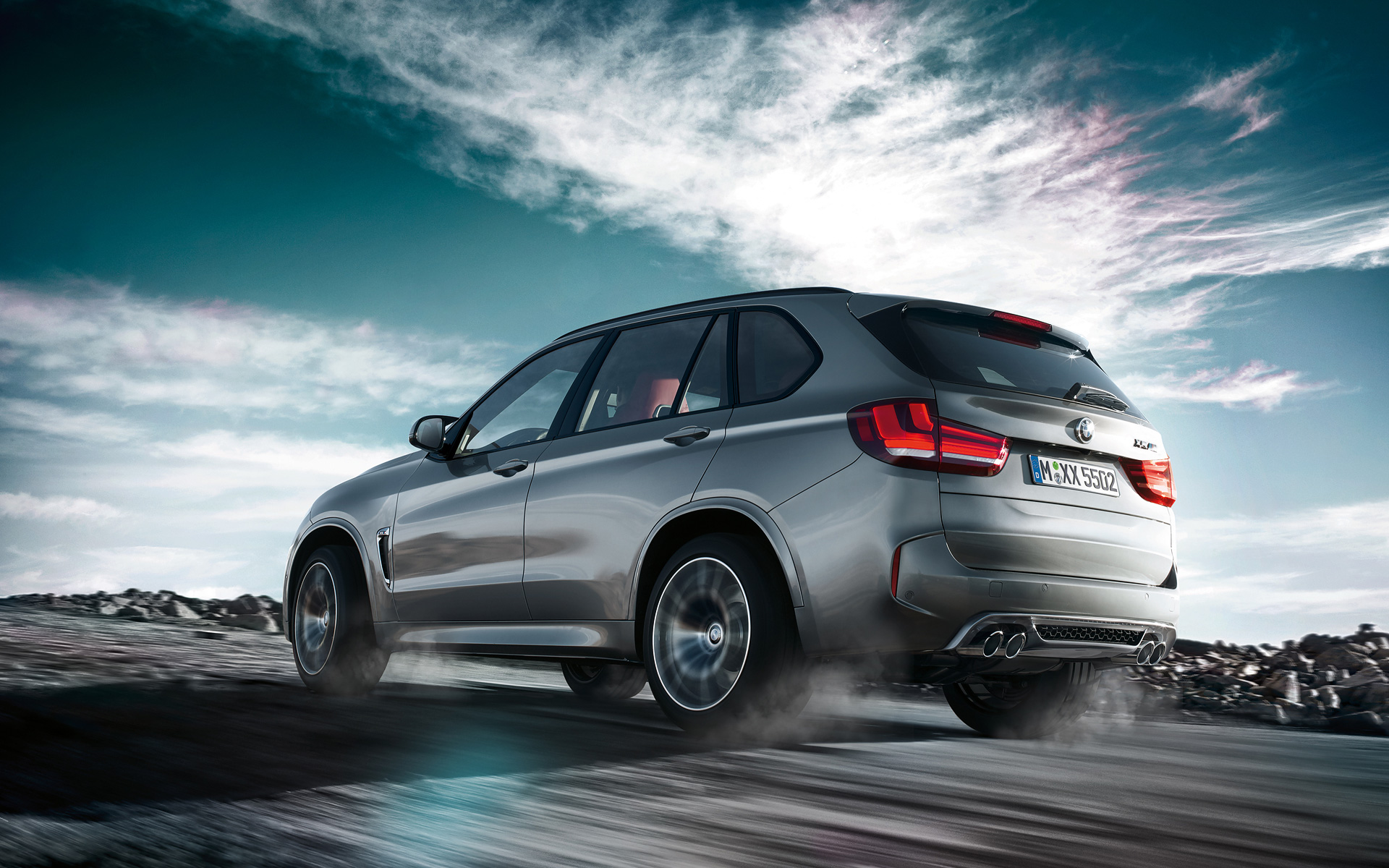 Presencia máxima de la camioneta de lujo X5 M Vista trasera 3/4 de la camioneta familiar X5 M