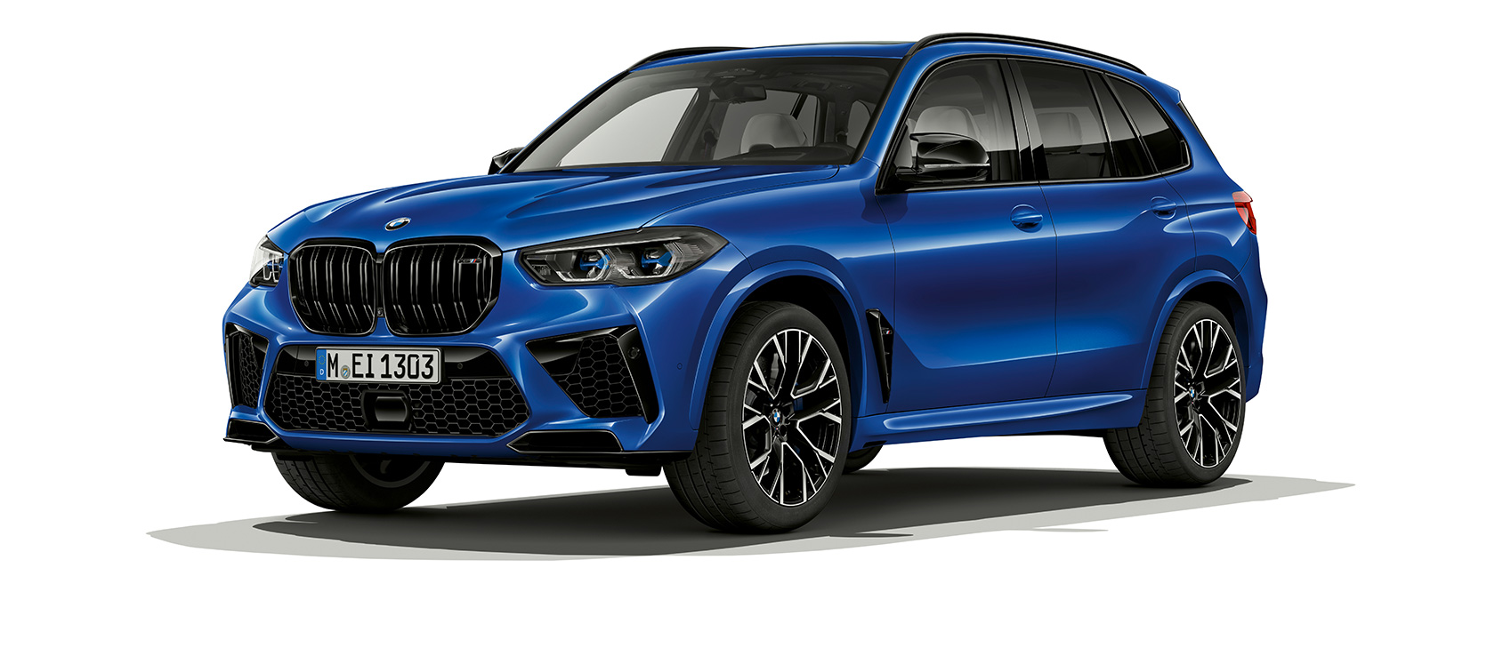 BMW X5 M Competition vista lateral de tres cuartos BMW X5 M Competition 2020 color Marina Bay Blue metálico, vista lateral de tres cuartos