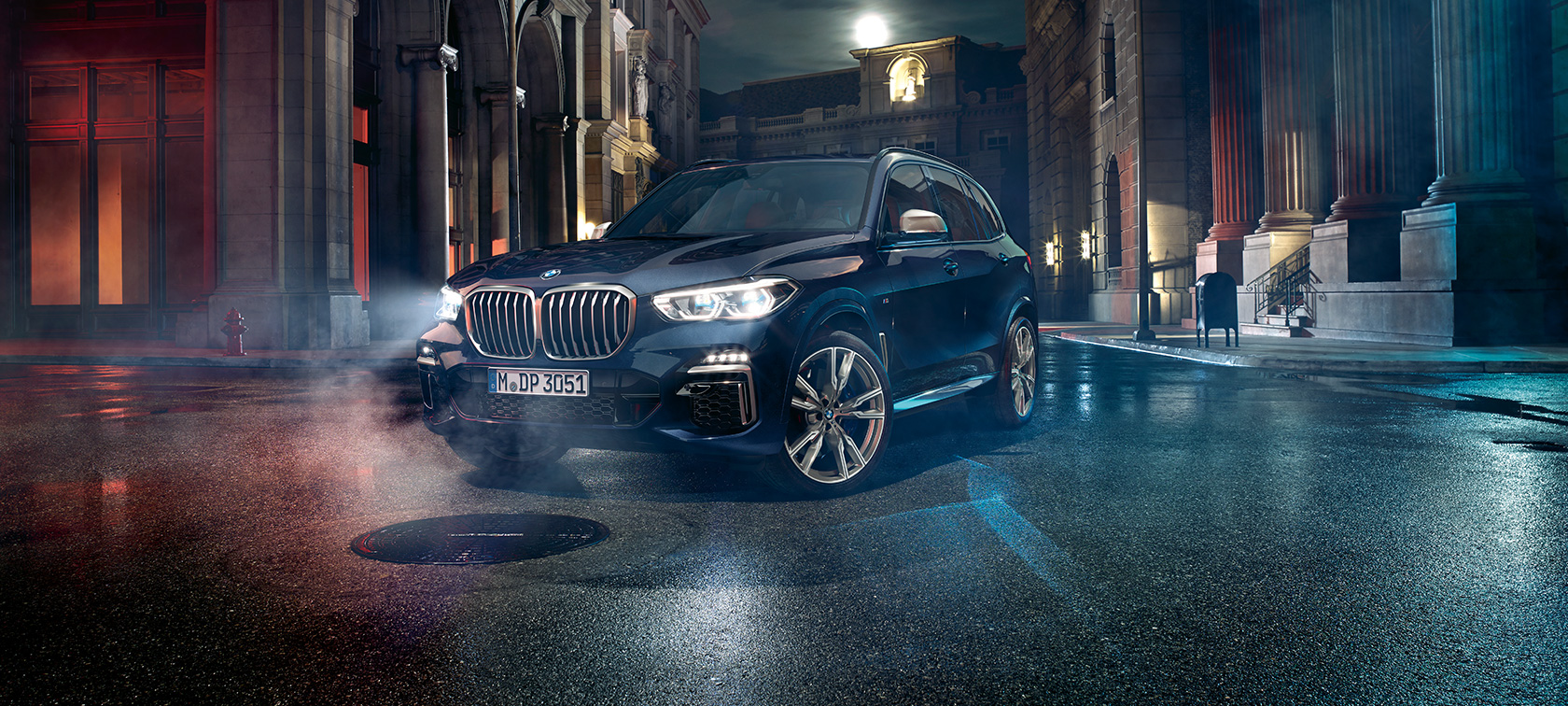 BMW X5 M50i vista delantera de tres cuartos BMW X5 M50i color Carbon black metálico, vista delantera de tres cuartos