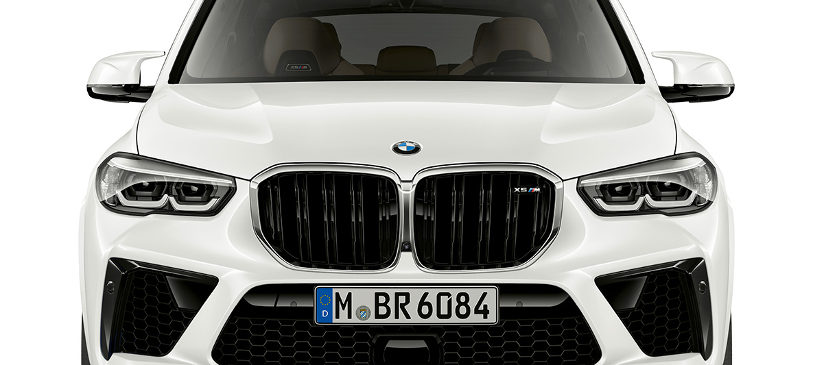 Parte delantera del BMW X5 M Parrilla M doble en forma de riñón BMW X5 M color Mineral White vista delantera