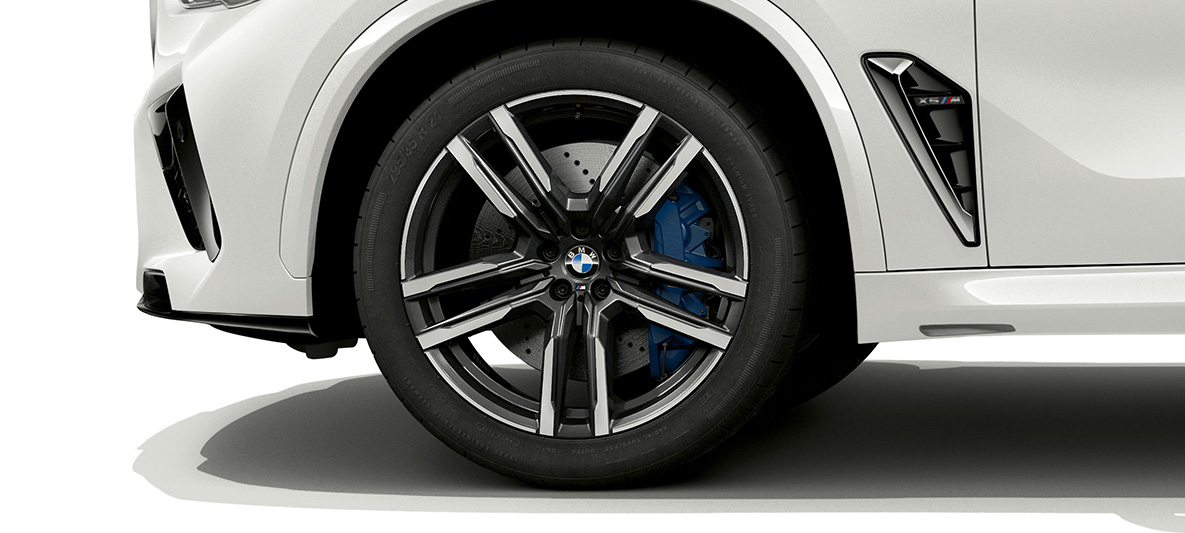 Rines M de aleación ligera de 21 pulgadas en dos colores Orbitgrey BMW X5 M Rines M de aleación ligera de 21 pulgadas en dos colores Orbitgrey BMW X5 M color Mineral White acercamiento