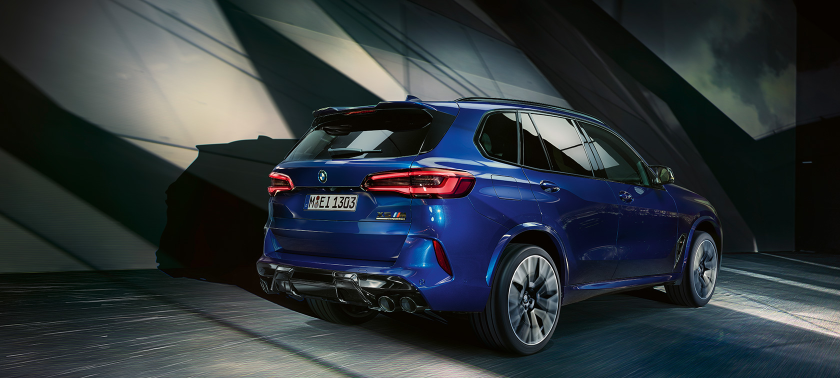 BMW X5 M Competition vista trasera de tres cuartos BMW X5 M Competition 2020 en color Marina Bay blue metálico vista trasera de tres cuartos