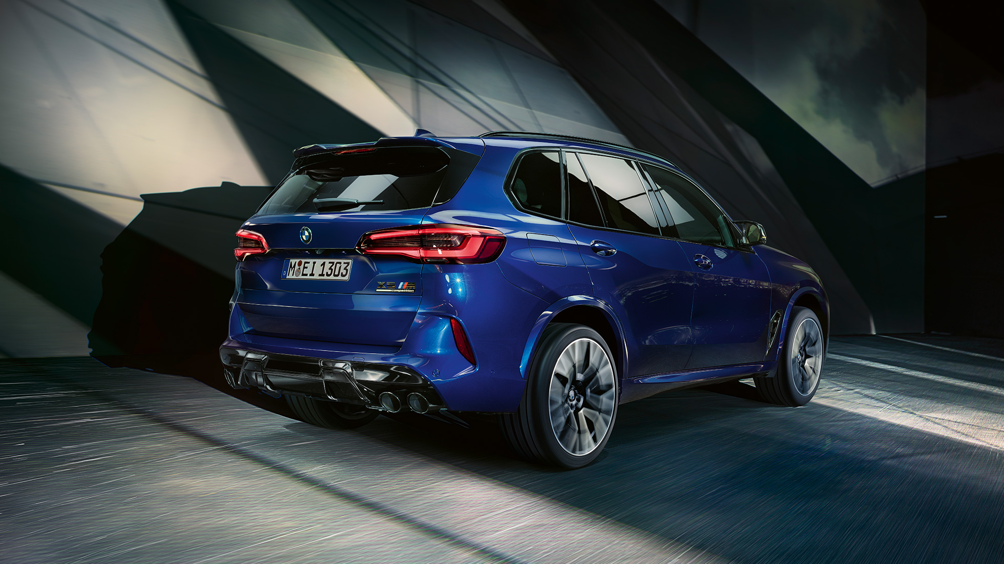 BMW X5 M Competition con M xDrive BMW X5 M Competition con M xDrive 2020 en color Marina Bay Blue metálico, vista trasera de tres cuartos