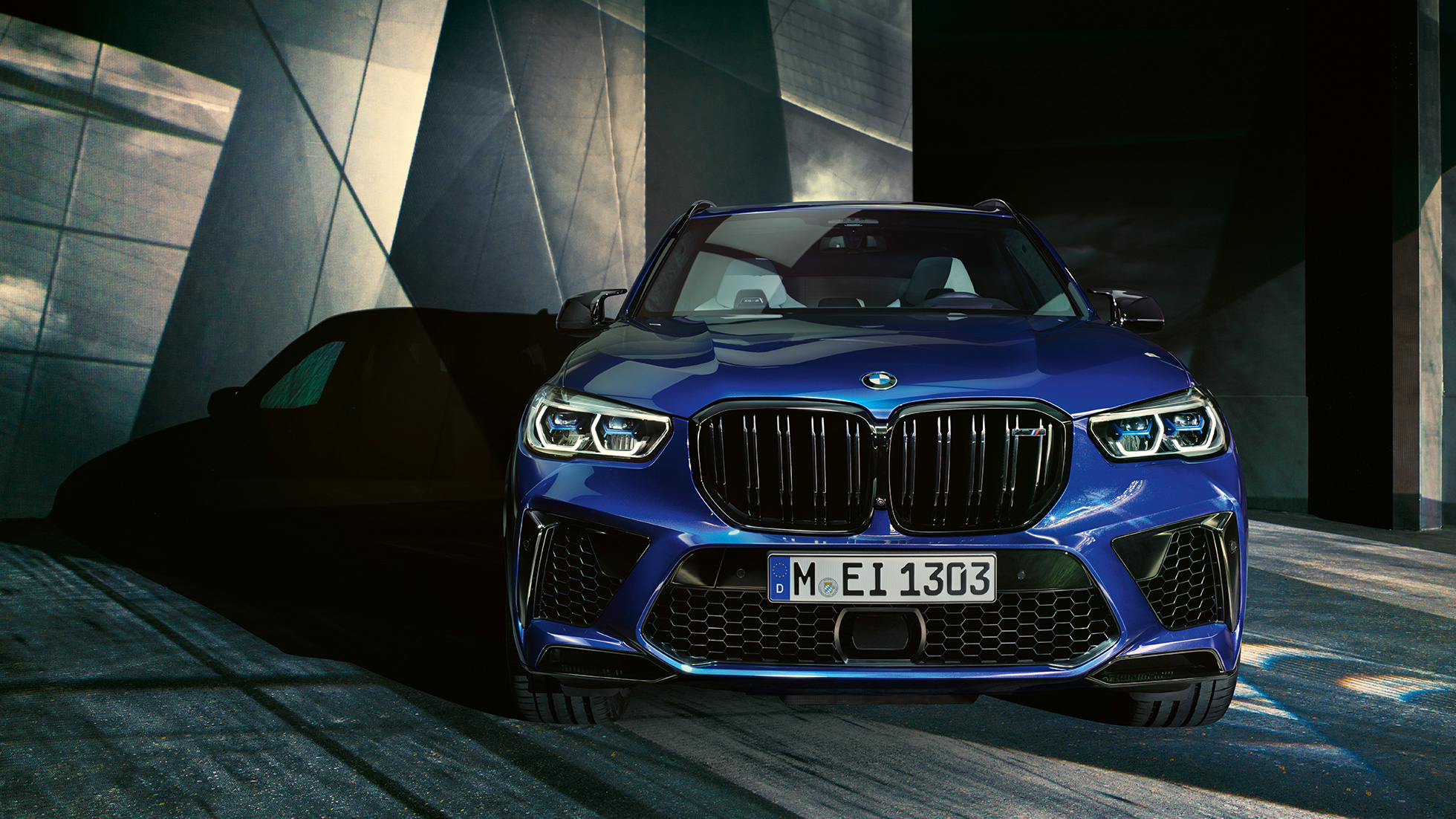 Diseño exterior BMW X5 M Competition Diseño exterior del BMW X5 M Competition 2020 color Marina Bay Blue metálico, vista delantera