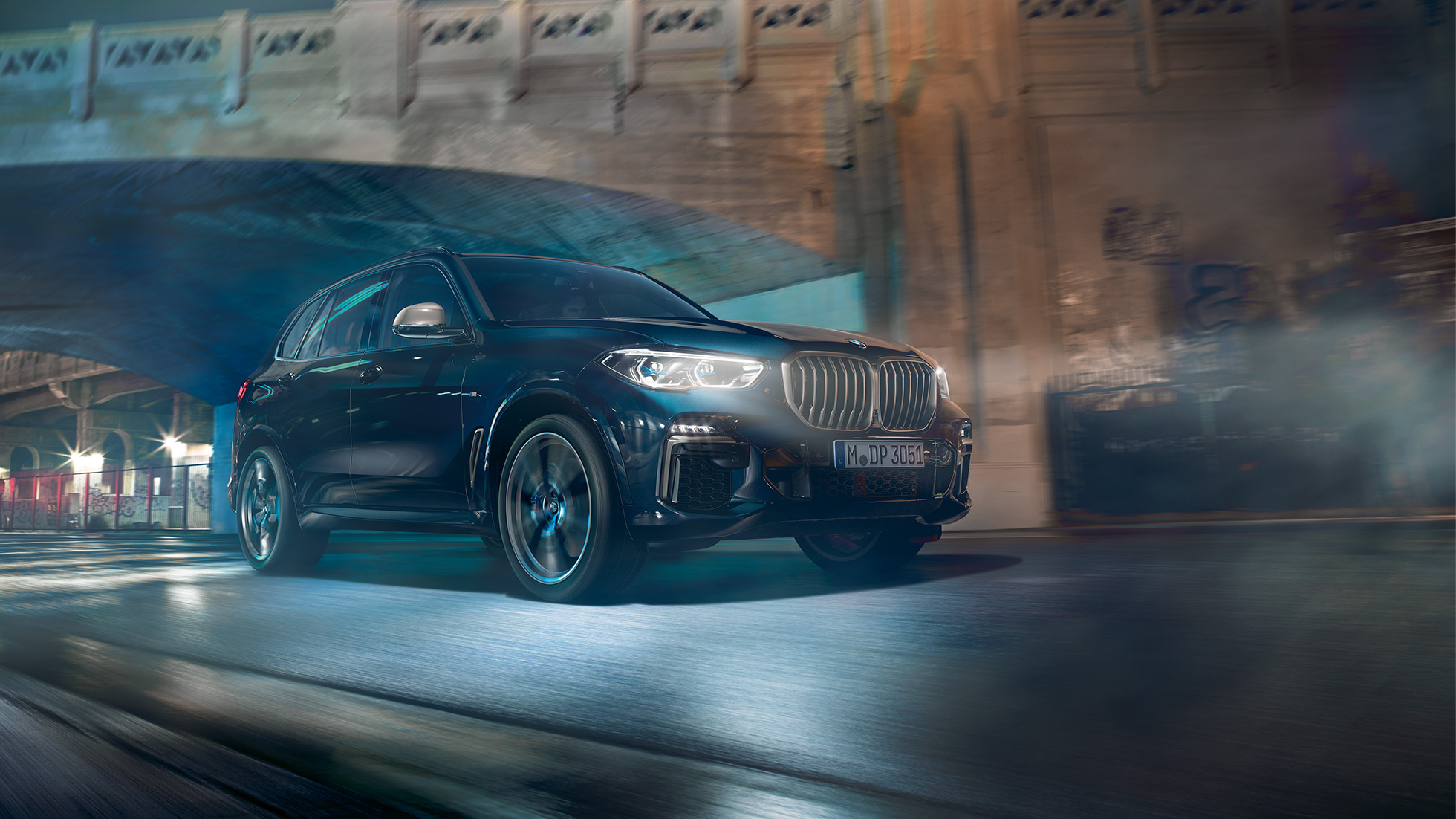 BMW X5 M50i con motor de gasolina M TwinPower Turbo de 8 cilindros BMW X5 M50i con motor de gasolina M TwinPower Turbo de 8 cilindros en color G05 Carbon black metálico, vista lateral de tres cuartos