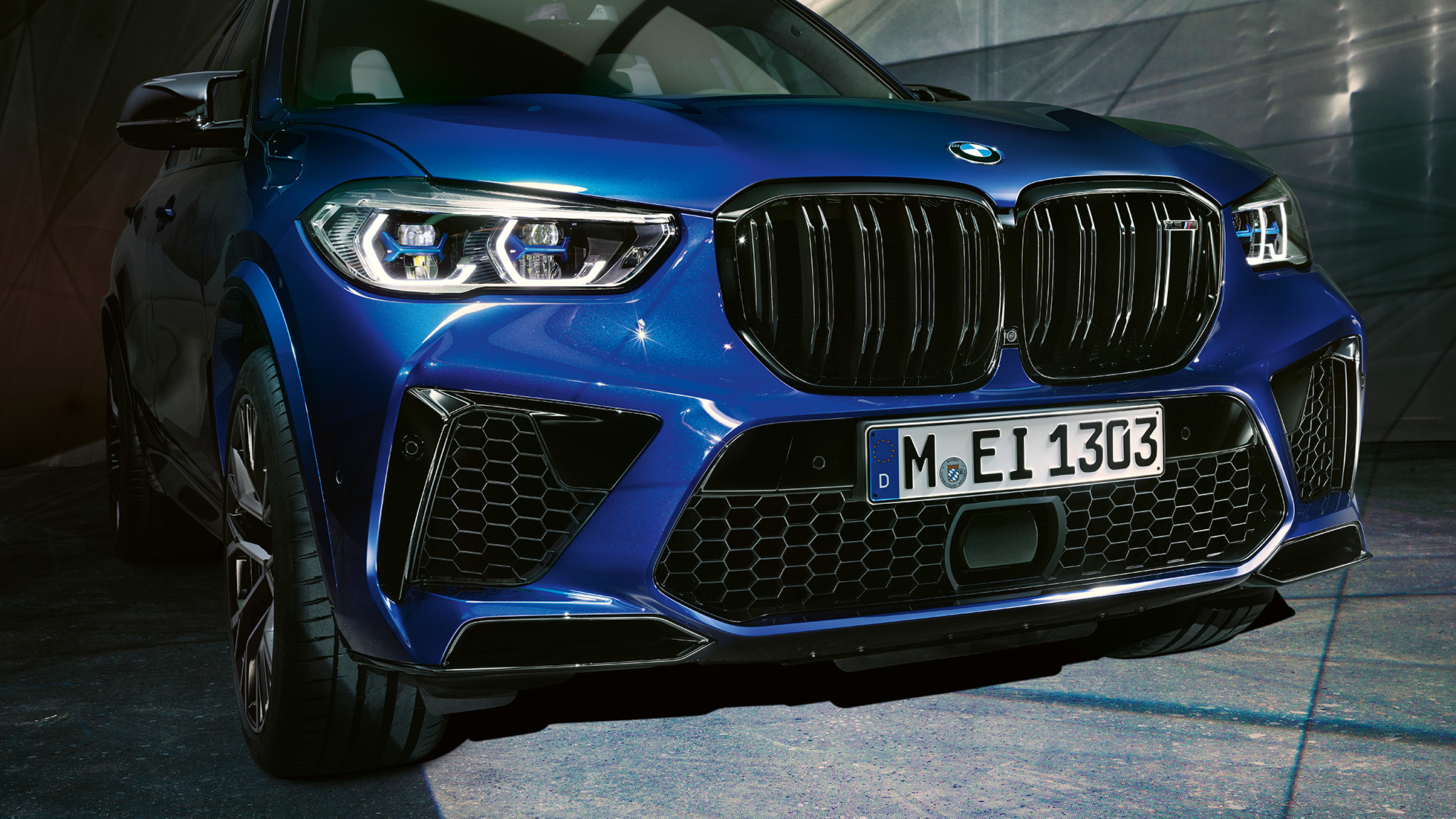 Parrilla M doble en forma de riñón BMW X5 M Competition Parrilla M doble en forma de riñón BMW X5 M Competition color Marina Bay Blue metálico acercamiento delantero
