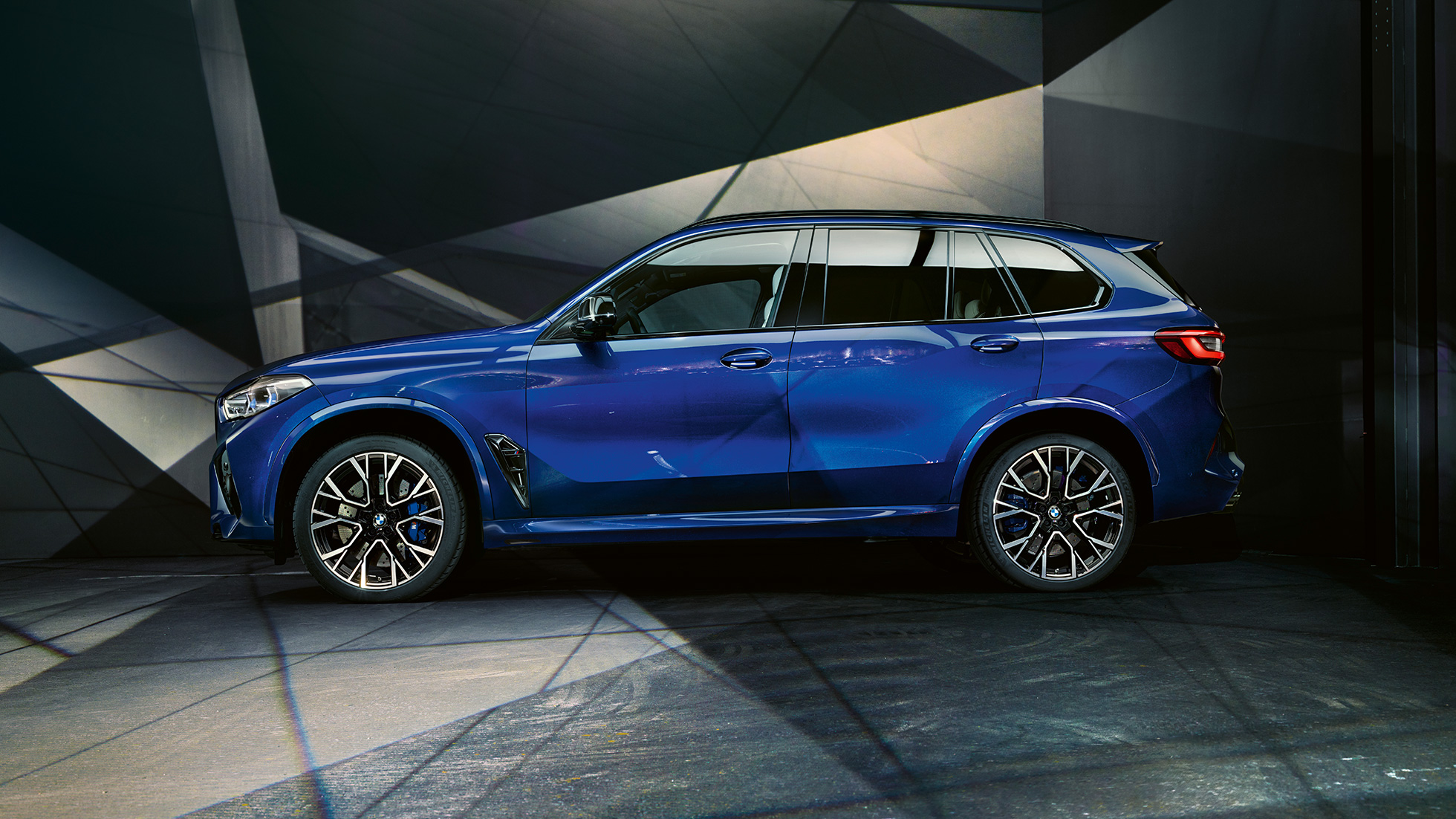 BMW X5 M Competition, vista lateral BMW X5 M Competition con rines M de aleación ligera F95 en color Marina Bay Blue metálico, vista lateral