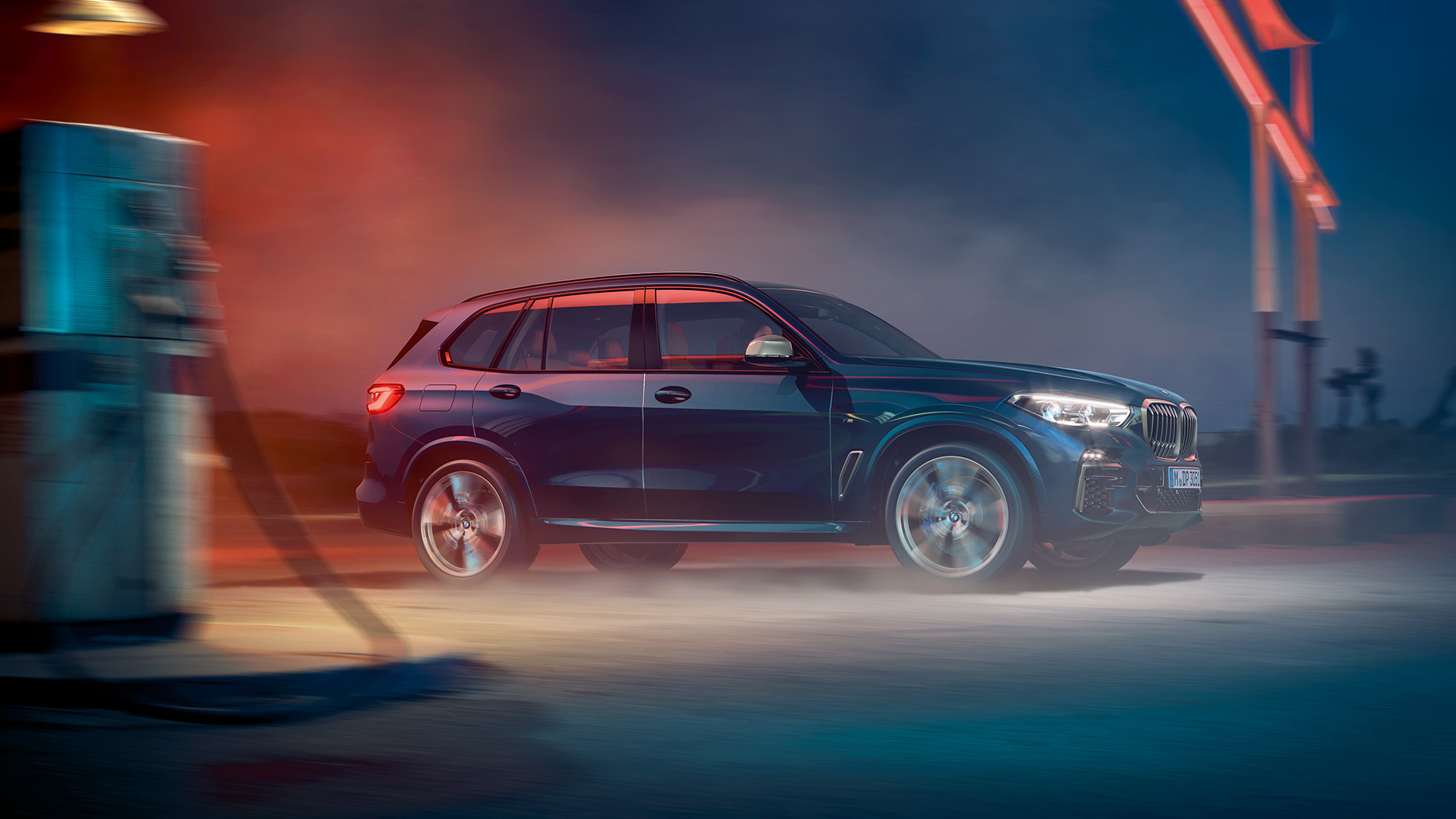 BMW X5 M50i vista lateral BMW X5 M50i con rines M de aleación ligera en color Carbon black metálico vista lateral