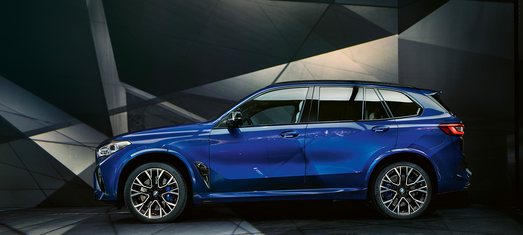 BMW X5 M Competition vista lateral BMW X5 M Competition en color Marina Bay Blue metálico vista lateral