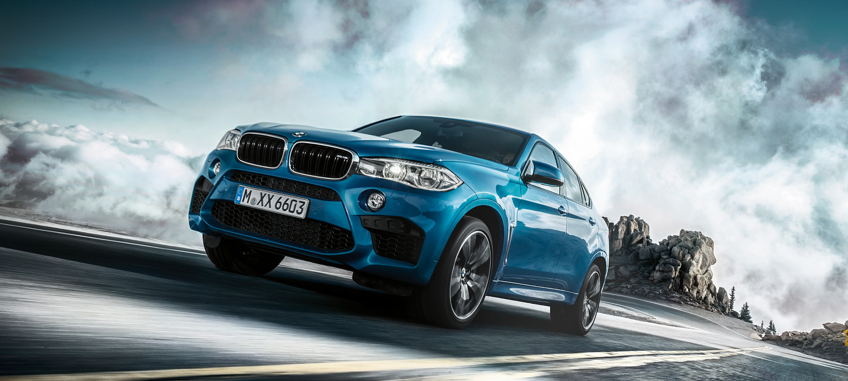 BMW X6M azul: detalle parrilla, llantas y faros delanteros BMW X6M azul: detalle parrilla, llantas y faros delanteros