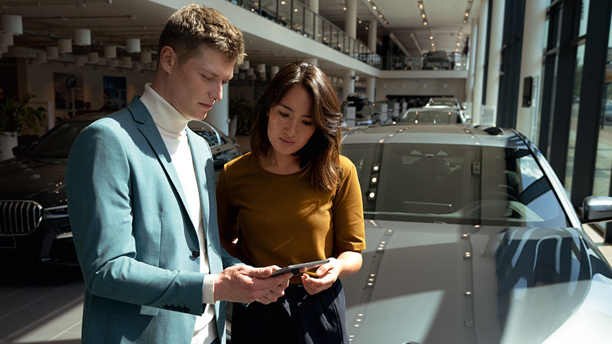 Empleado de BMW asesora a una clienta