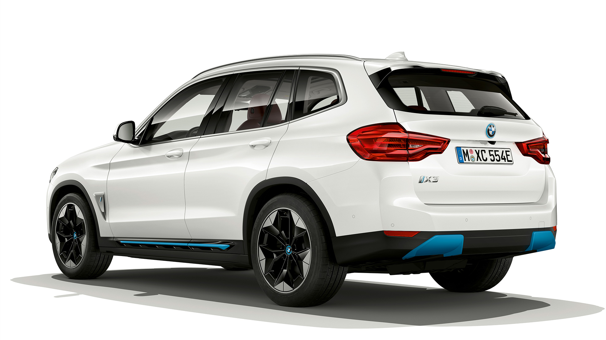 BMW iX3 G08 Acabado Impressive Vista de tres cuartos de la zaga BMW iX3 G08 2020 Acabado Impressive Mineralweiss metalizado Vista de tres cuartos de la zaga