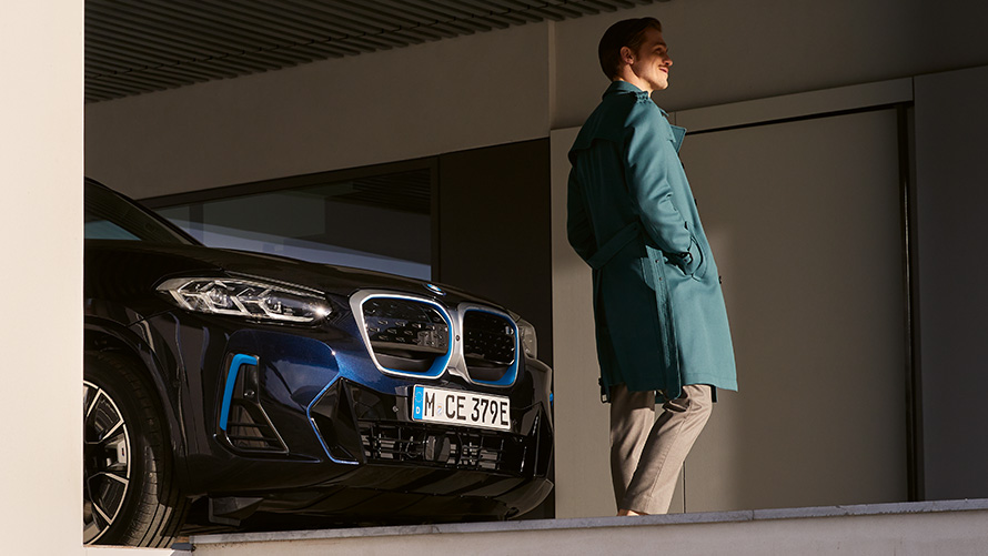 Mujer con los pies en la puerta de un BMW BMW Financial Services Leasing BMW Mujer con los pies en la puerta de un BMW