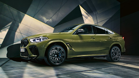 Elegancia al volante con la camioneta [BMW X6 M].