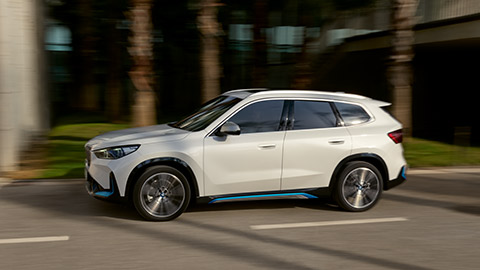 Conoce la primera camioneta BMW iX1 totalmente eléctrica.