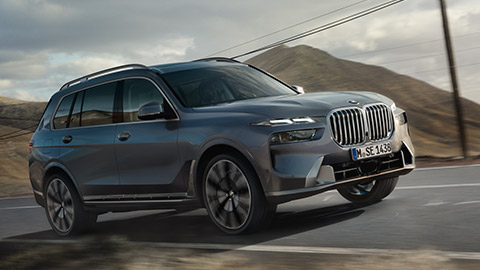 Explora el diseño expresivo de la camioneta BMW X7.