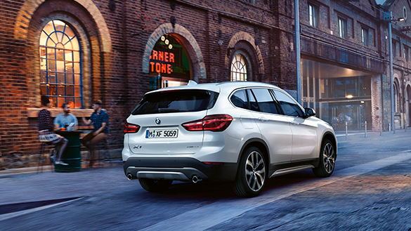 BMW X1 blanco: vista frontal en las calles de la ciudad BMW X1 blanco: vista frontal en las calles de la ciudad