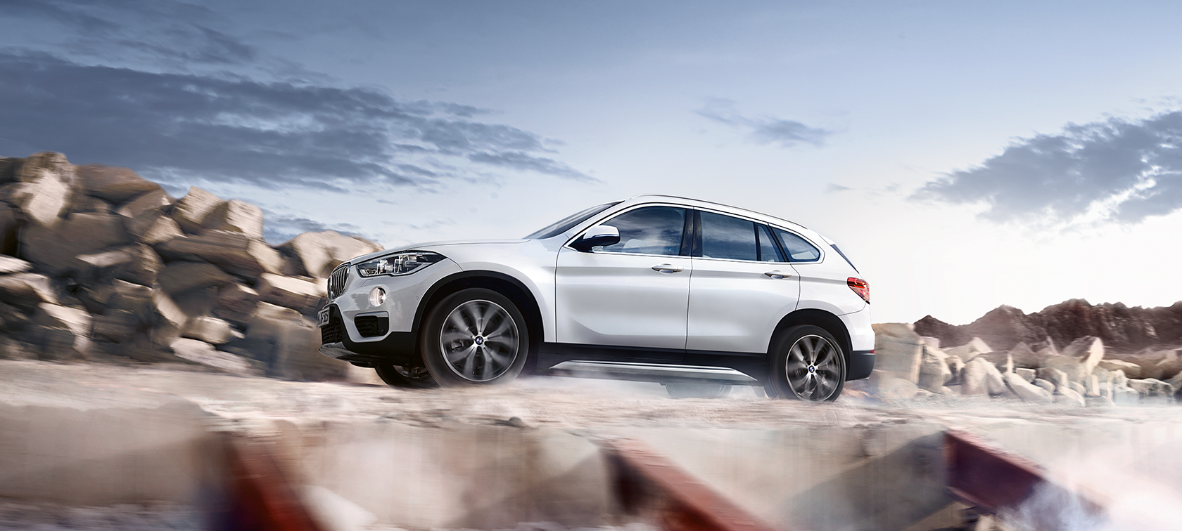 BMW X1 blanca: vista lateral derecha y puertas BMW X1 blanca: vista lateral derecha y puertas